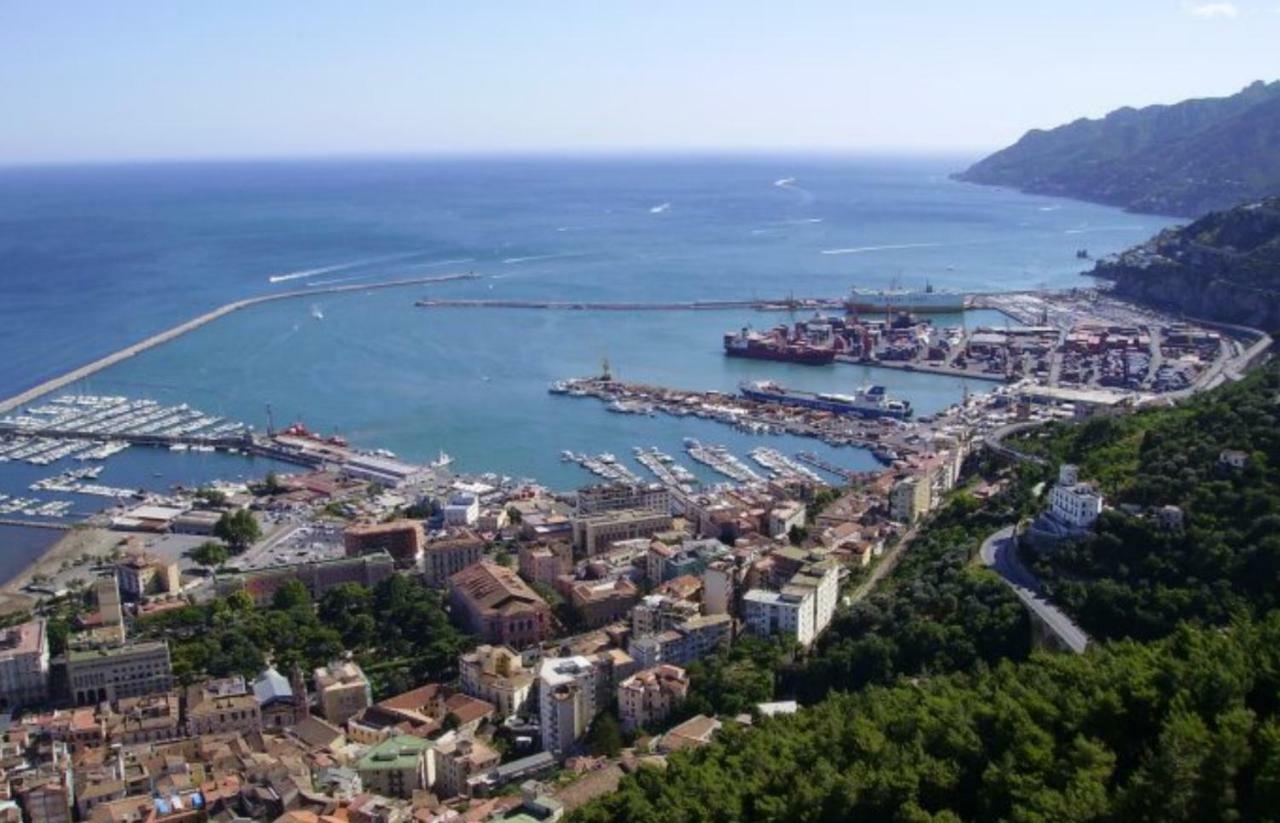 Casa Vacanza "Al Vicolo Delle Colonne" Salerno Exteriör bild