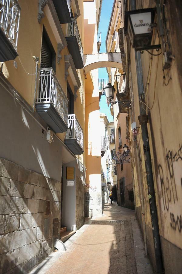 Casa Vacanza "Al Vicolo Delle Colonne" Salerno Exteriör bild