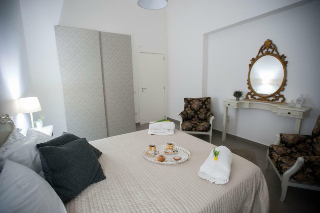 Casa Vacanza "Al Vicolo Delle Colonne" Salerno Exteriör bild